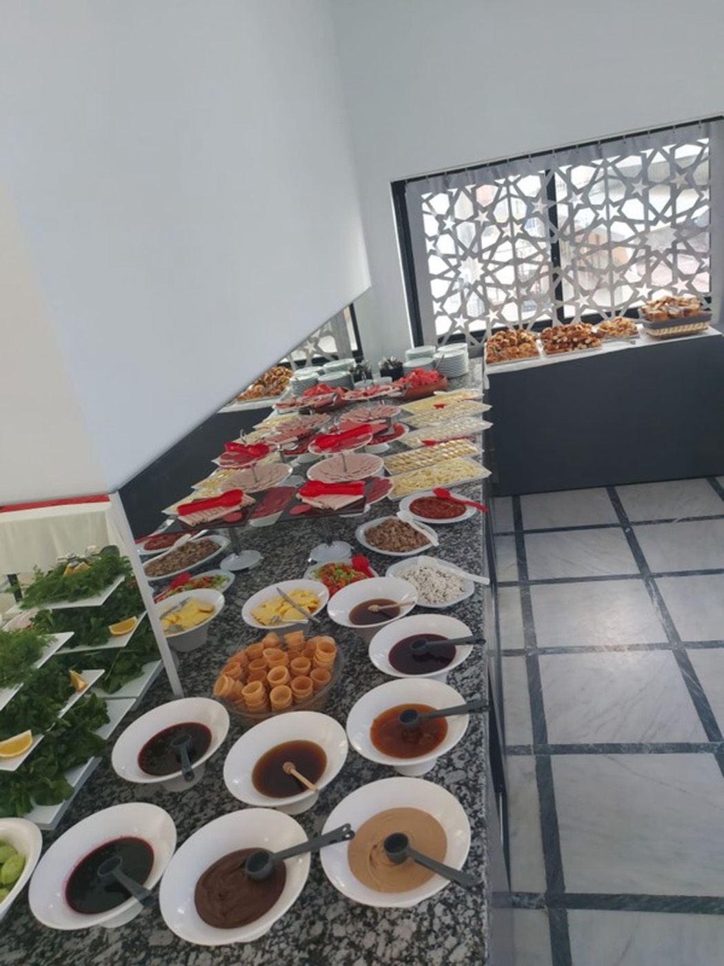 Kahvaltı açık büfesi