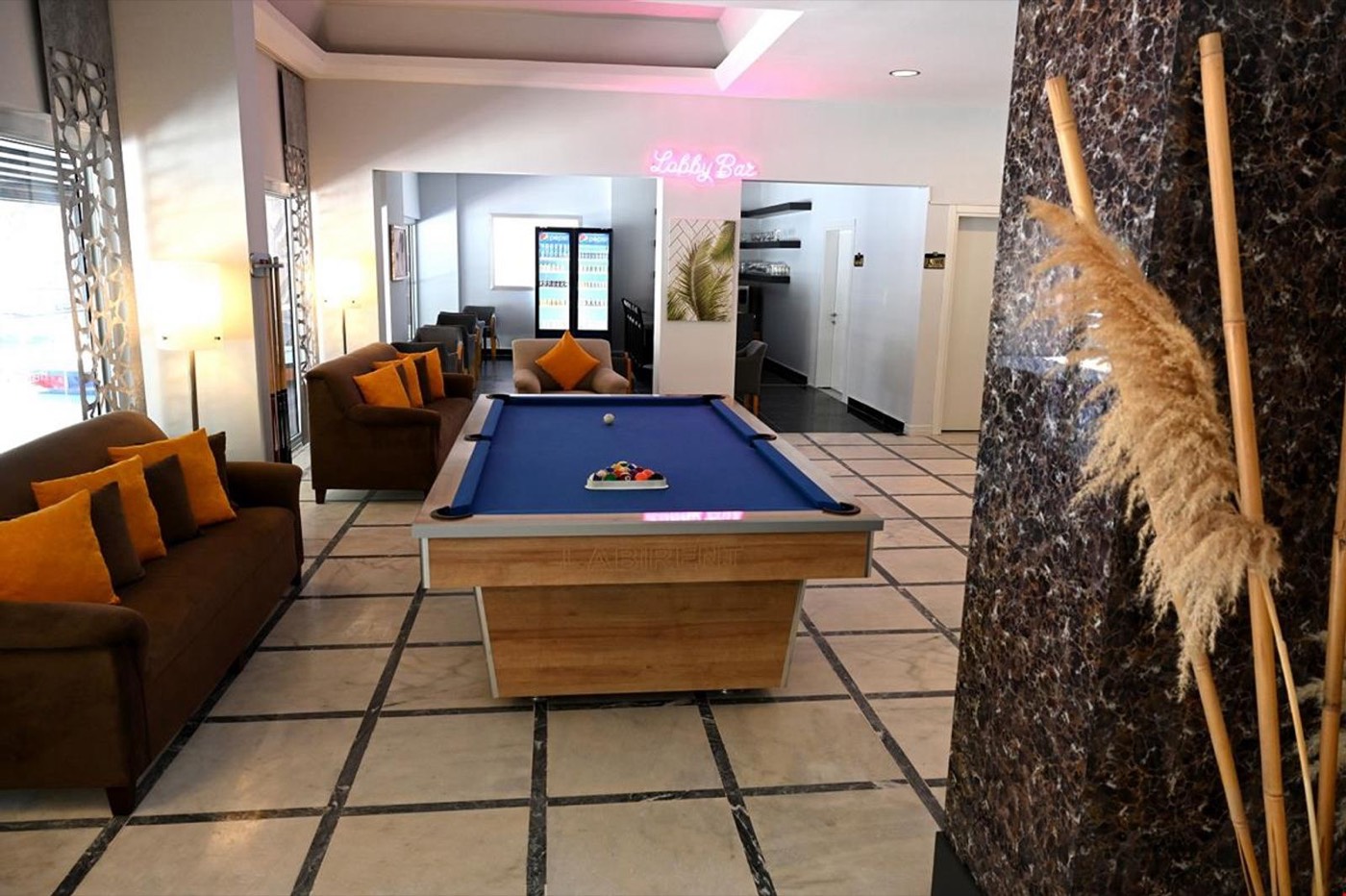 Lobide bilardo masası ve oturma grupları