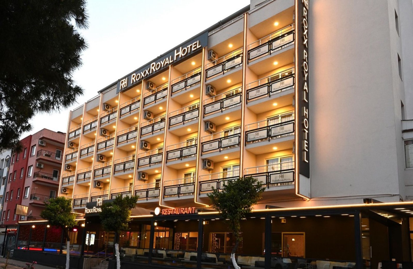 Gün batımında Roxx Royal Hotel binası ve balkonlu cephesi