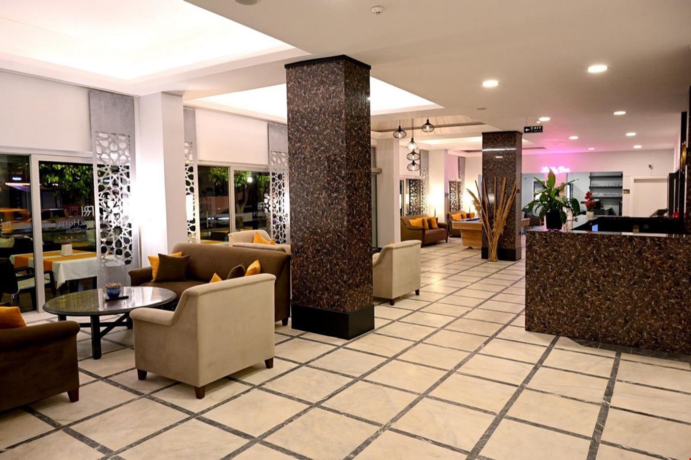 Mermer sütunlu ve koltuk gruplu otel lobisi
