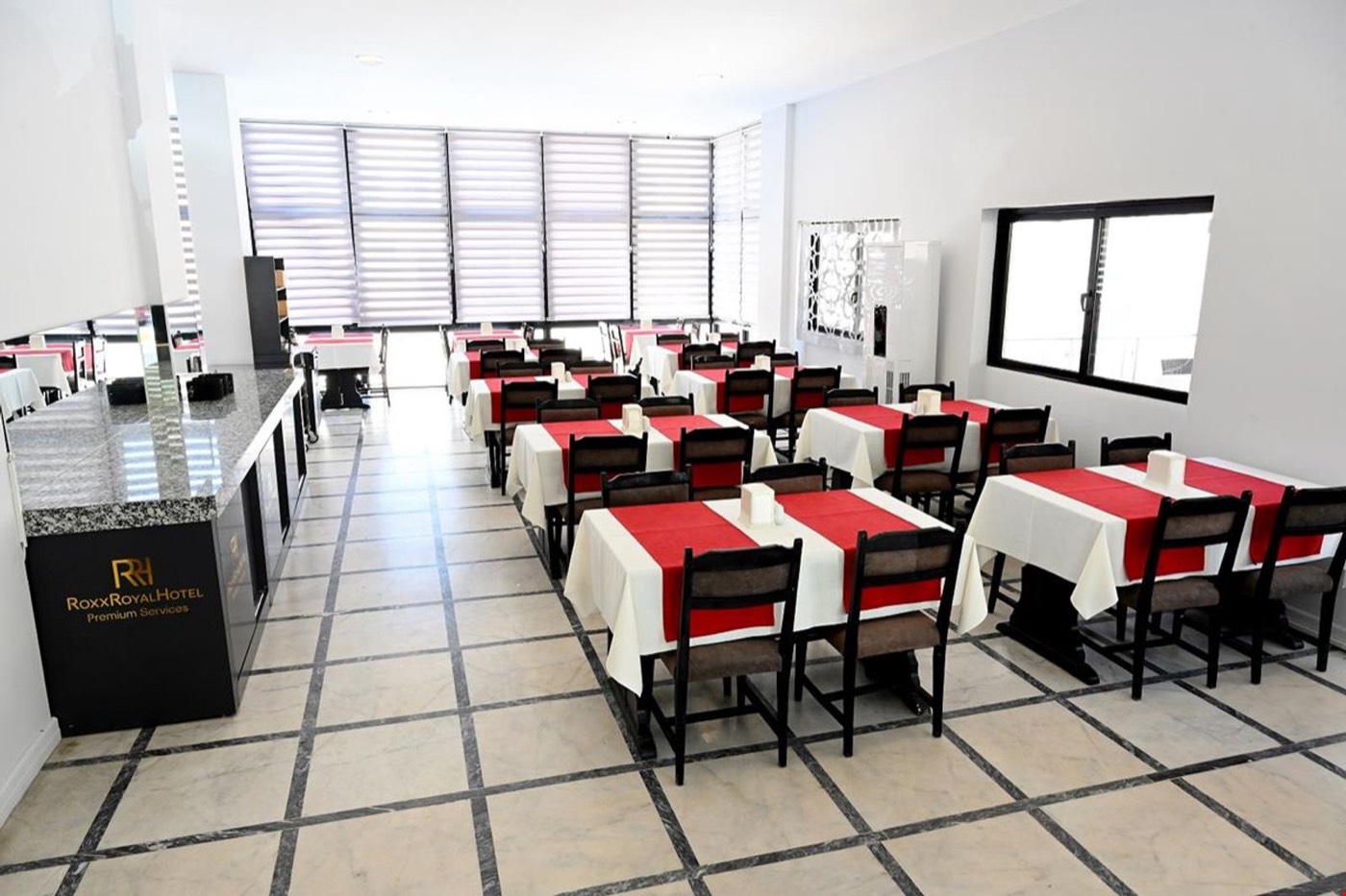 Kırmızı örtülü masalarıyla iç restoran