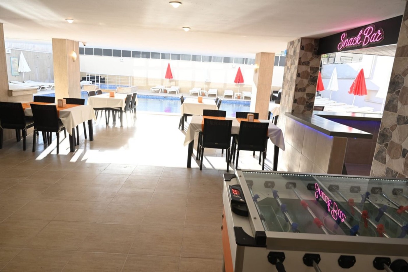 Havuza açılan snack bar ve langırt masası